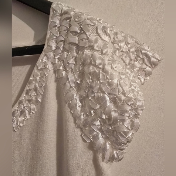 Chic White Ruffled Sleeve Ribbed Blouse - Picture 3 of 5